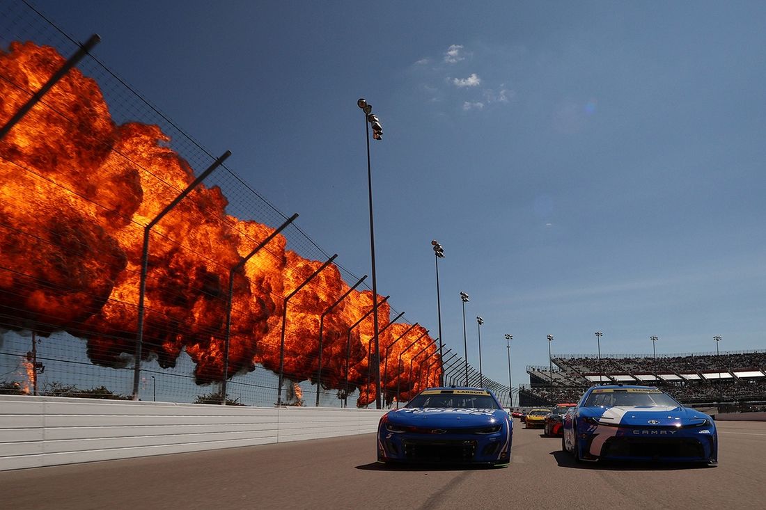 Kyle Larson, Hendrick Motorsports Chevrolet, Denny Hamlin, Joe Gibbs Racing Toyota