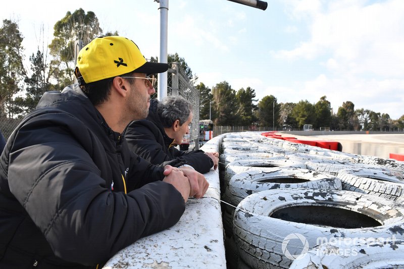 Daniel Ricciardo, Renault F1 Team and Alain Prost, Renault F1 Team Special Advisor watch the Action from trackside