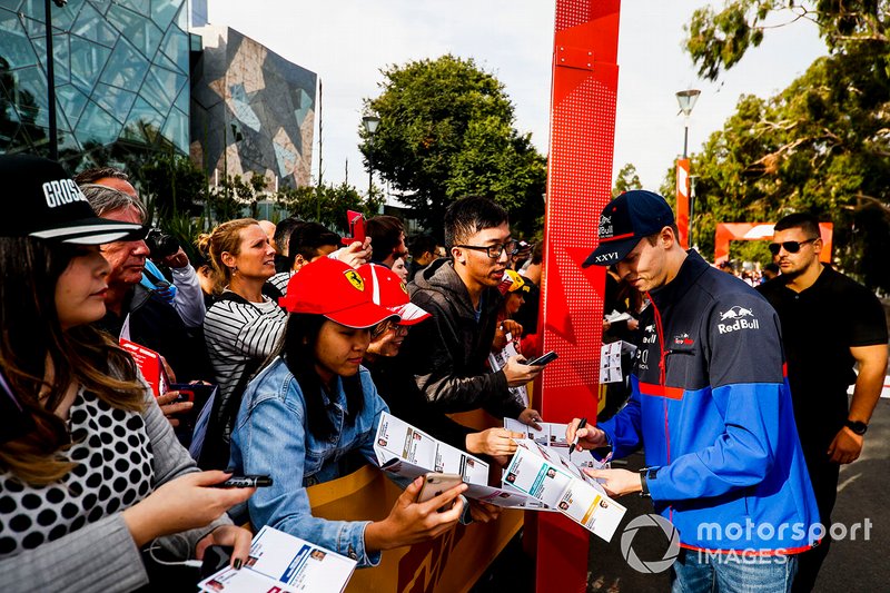 Daniil Kvyat, Toro Rosso poses for a selfie with a fan at the Federation Square event