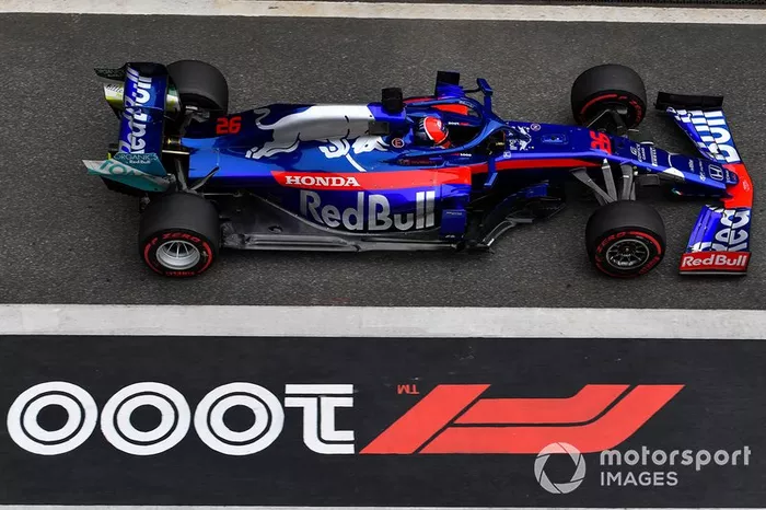 Imprudência de Kvyat: o russo atingiu os pilotos da McLaren na primeira volta e foi punido com drive through