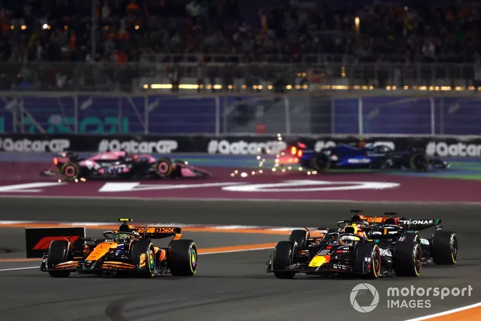 Max Verstappen, Red Bull Racing RB20, lucha con Lando Norris, McLaren MCL38, por el liderato de la carrera.