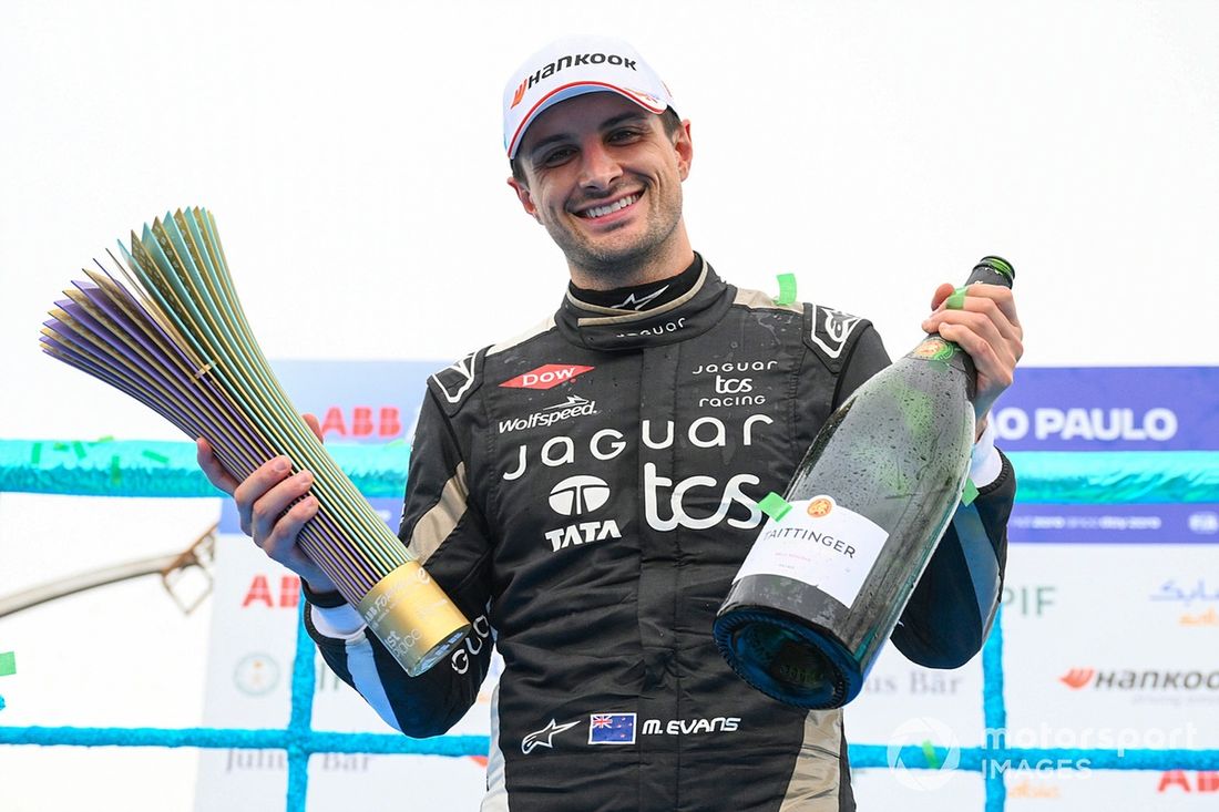 El ganador de la carrera Mitch Evans , Jaguar TCS Racing sonríe mientras sostiene su trofeo, botella de champán.