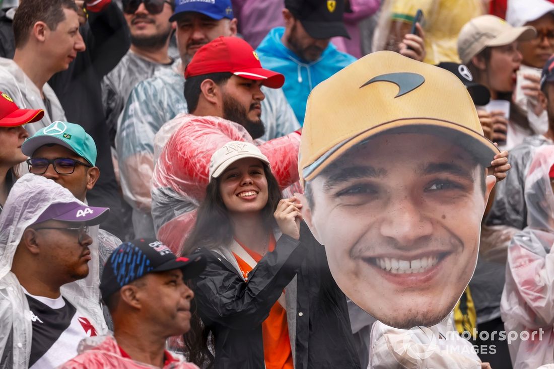 Fani Lando Norrisa, McLaren F1 Team, na trybunach