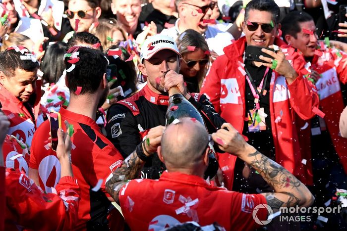 Jake Dennis, Andretti Autosport, 1ª posición, bebe champán con su equipo tras la ceremonia del podio