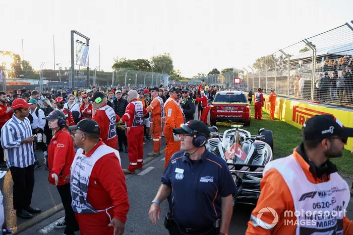 Los comisarios rodean el coche de Nico Hulkenberg, Haas VF-23, al final de la carrera