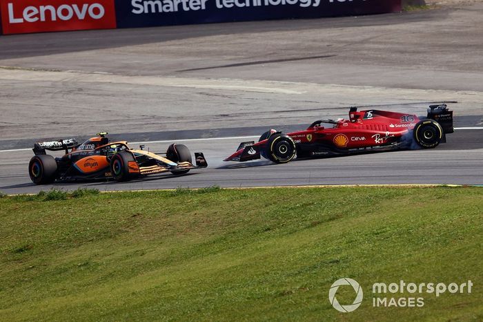 Lando Norris, McLaren MCL36, Charles Leclerc, Ferrari F1-75, chocan, provocando un trompo