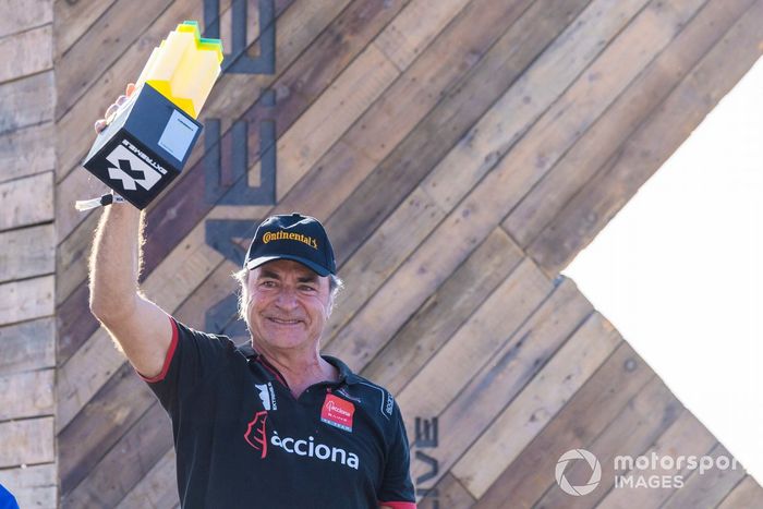 Carlos Sainz, Sainz XE Team, with the Winning Team trophy