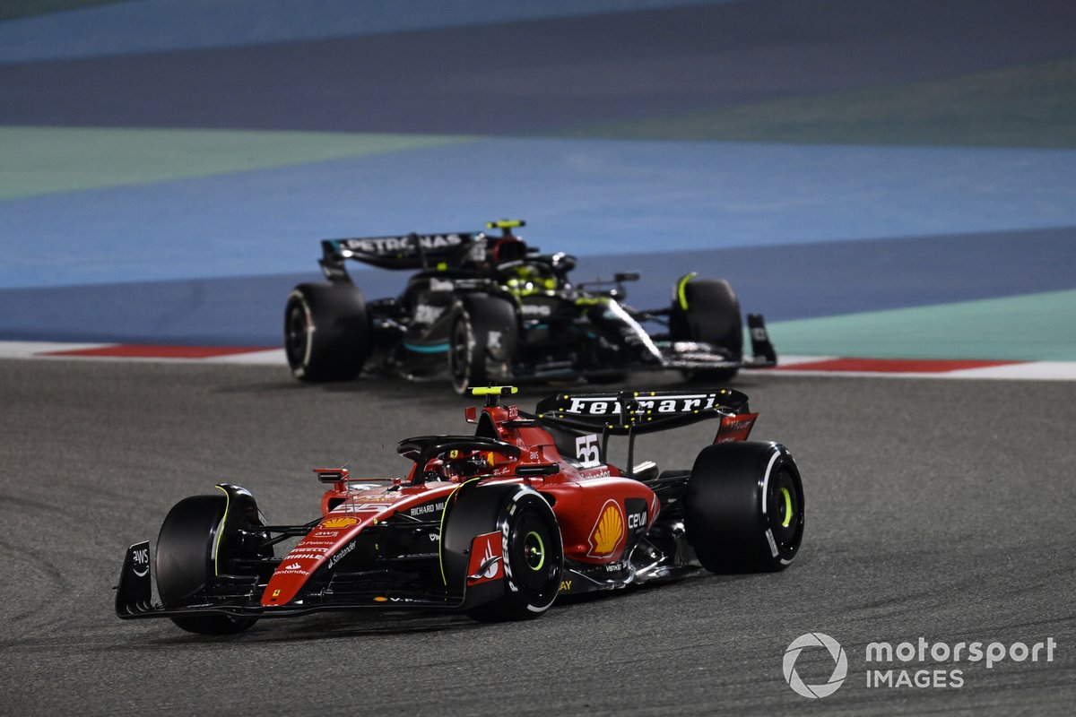 Carlos Sainz, Ferrari SF-23, Lewis Hamilton, Mercedes F1 W14