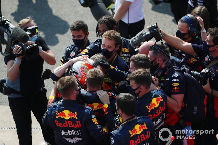 Ganador Max Verstappen, Red Bull Racing, celebra en parc ferme