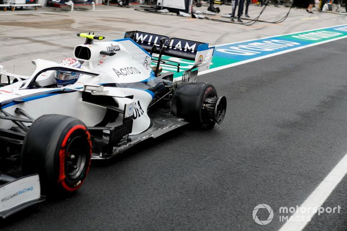 Nicholas Latifi, Williams FW43, entra en los pits con un pinchazo trasero