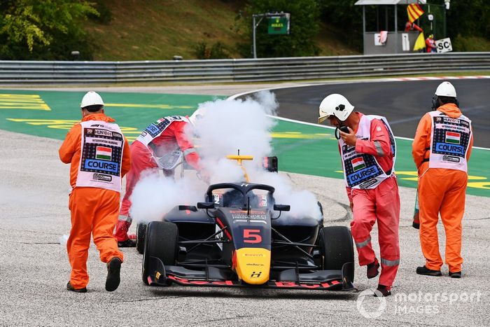 Liam Lawson, Hitech Grand Prix, abandona con problemas de motor