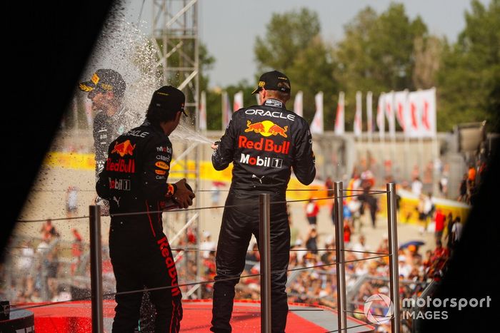Podio: segundo lugar Sergio Pérez, Red Bull Racing y el ganador Max Verstappen, Red Bull Racing