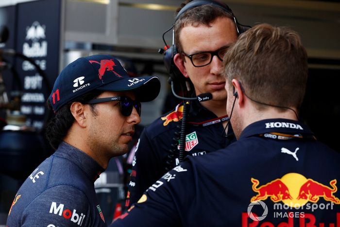 Sergio Pérez, Red Bull Racing, con los ingenieros