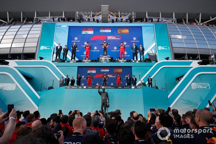 Max Verstappen, Red Bull Racing, 1ª posición, Charles Leclerc, Ferrari, 2ª posición, Carlos Sainz, Ferrari, 3ª posición, en el podio