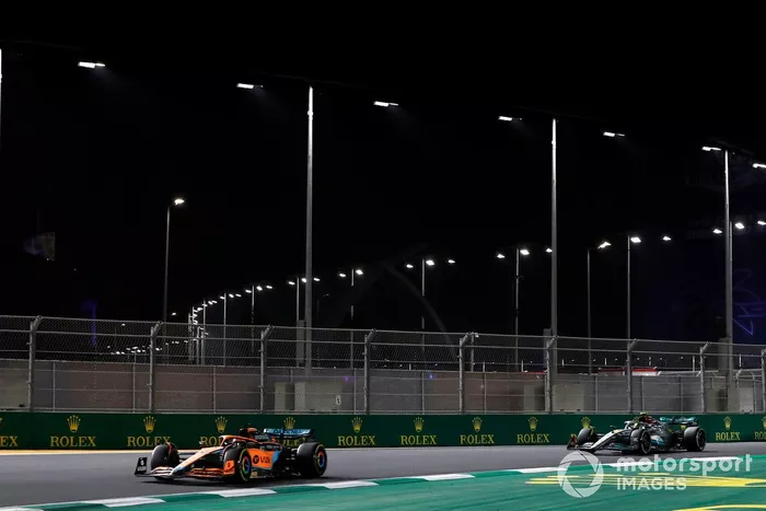Daniel Ricciardo, McLaren MCL36, Lewis Hamilton, Mercedes W13, Alex Albon, Williams FW44