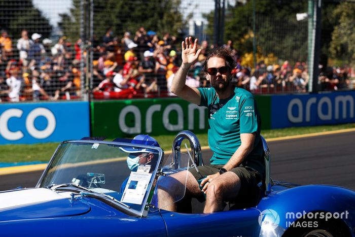 Sebastian Vettel, Aston Martin AMR22, monta en un AC Cobra