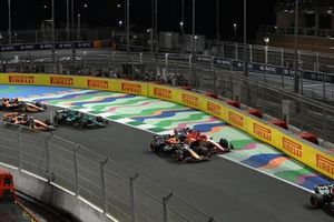 Sergio Pérez, Red Bull Racing RB20, lucha con Charles Leclerc, Ferrari SF-24, en la salida