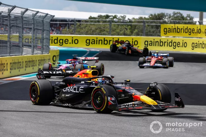Sergio Pérez, Red Bull Racing RB20, lidera Daniel Ricciardo, VCARB 01, y Carlos Sainz, Ferrari SF-24