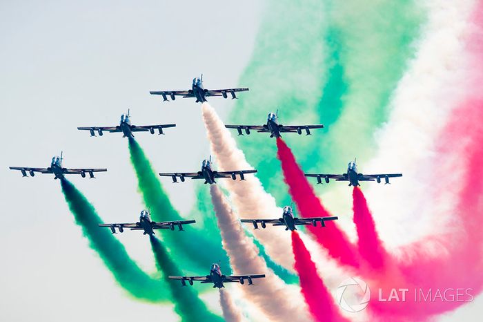 El equipo acrobático italiano de la fuerza aérea en la exhibición, Frecce tricolor a bordo de los aviones Aermacchi MB-339 PAN