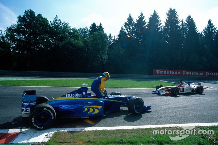 BAR en el Gran Premio de Bélgica de 1999: el equipo que anunciaba al mismo tiempo dos marcas de tabaco tuvo que quitar los logos de 555 en un lado y Lucky Strike en el otro lateral
