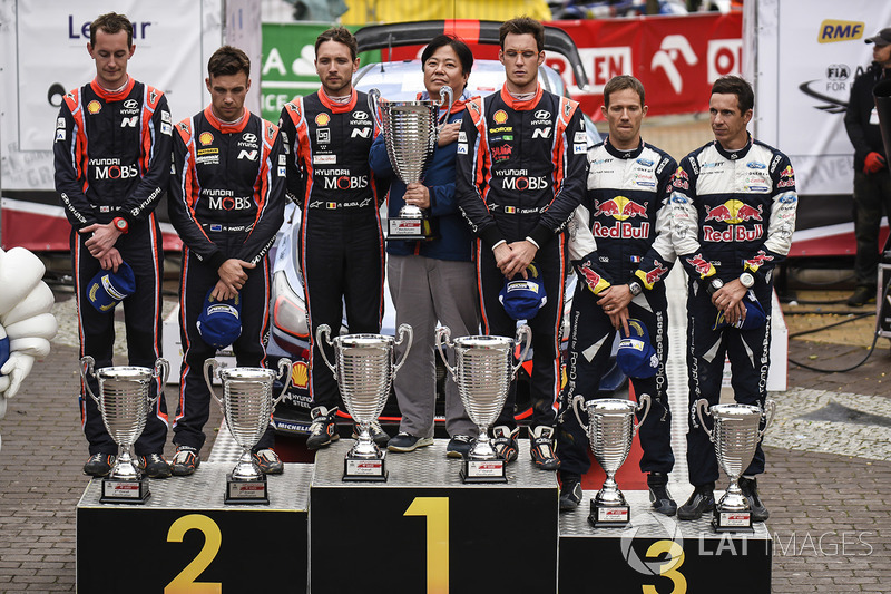Podio: i vincitori Thierry Neuville, Nicolas Gilsoul, Hyundai Motorsport, al secondo posto Hayden Pa