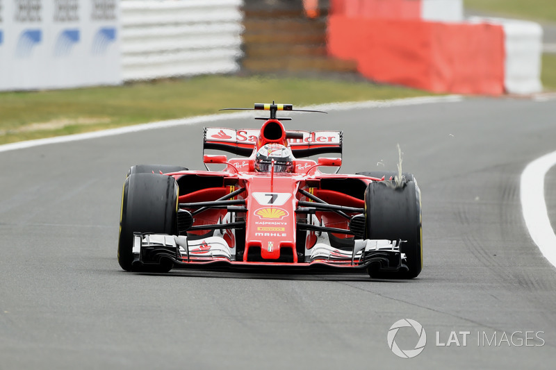 Kimi Raikkonen, Ferrari SF70H con un neumático dañado