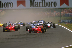 Старт: Міхаель Шумахер (Ferrari F310B) лідирує, Деймон Хілл (Arrows A18 Yamaha) - другий