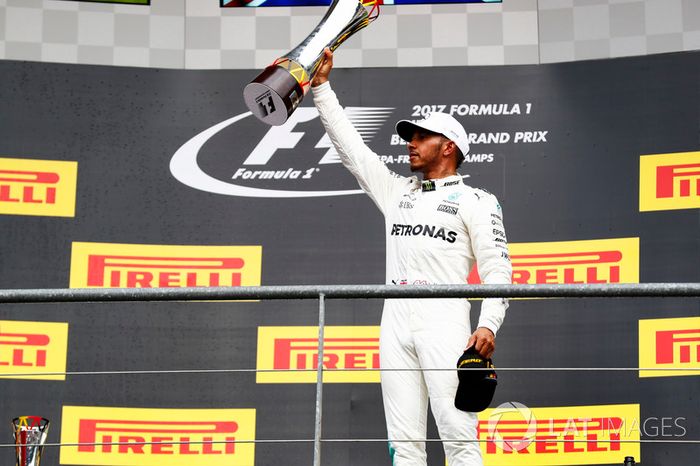 Podio: El ganador de la carrera Lewis Hamilton, Mercedes AMG F1, con su trofeo.