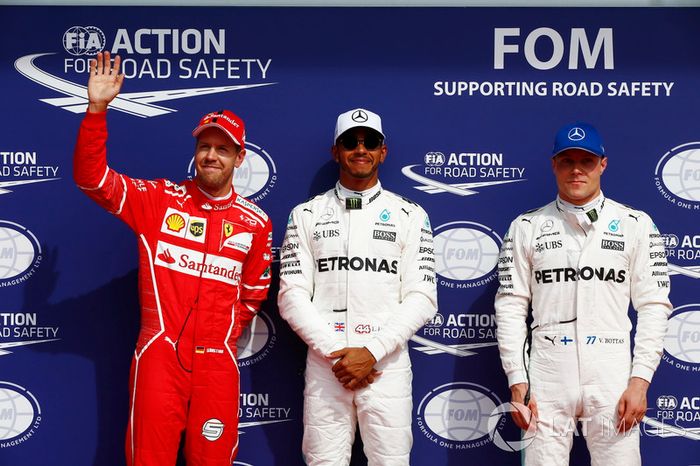 Ganador de la pole Lewis Hamilton, Mercedes AMG F, segundo Sebastian Vettel, Ferrari y tercero Valtteri Bottas, Mercedes AMG F1