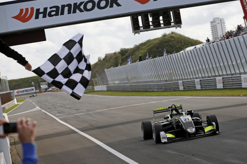 Checkered flag for Lando Norris, Carlin Dallara F317 - Volkswagen