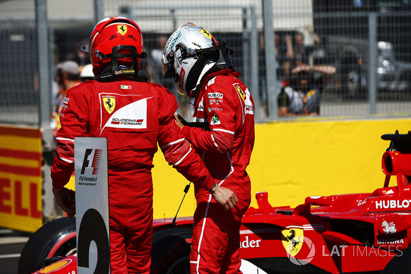 Entradas de primera fila y el ganador de la pole Sebastian Vettel, Ferrari, con Kimi Raikkonen, Ferr