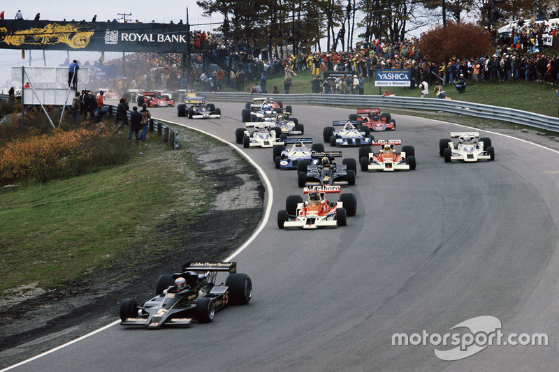 Mario Andretti Lotus 78 Ford lidera a James Hunt McLaren M26 Ford, Gunnar Nilsson Lotus 78 Ford, Jochen Mass McLaren M26 Ford y Alan Jones Shadow DN8 Ford al inicio.