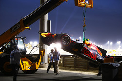 Les commissaires retirent la voiture de Max Verstappen, Red Bull Racing RB13