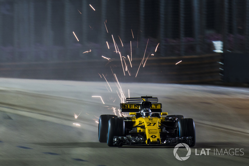 Nico Hulkenberg, Renault Sport F1 Team RS17, met vonken