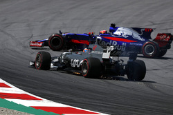 Romain Grosjean, Haas F1 Team VF-17, avec une crevaison à l'avant alors que Daniil Kvyat, Scuderia Toro Rosso STR12 part en tête-à-queue