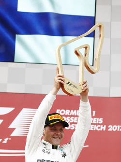 Valtteri Bottas, Mercedes AMG F1, ontvangt zijn trofee