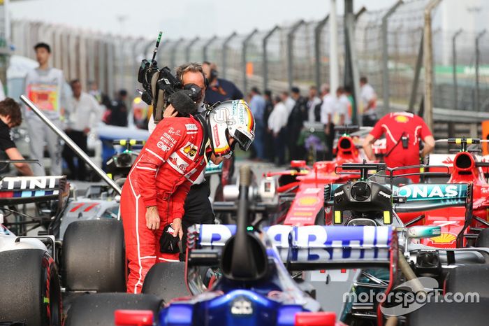 Sebastian Vettel, Ferrari, examina el Mercedes AMG F1 W08