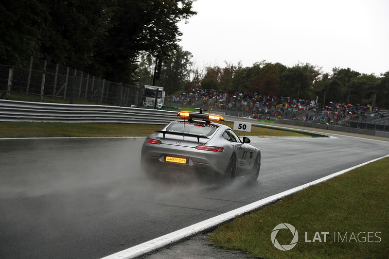 Safety Car memeriksa kondisi lintasan