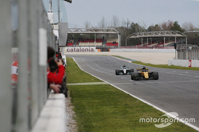 Ніко Хюлькенберг, Renault Sport F1 Team RS17 та Валттері Боттас, Mercedes AMG F1 W08 практикують старт