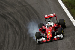 Sebastian Vettel, Ferrari SF16-H locks up under braking