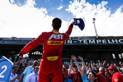 Lucas di Grassi, ABT Schaeffler Audi Sport, jette une casquette aux fans