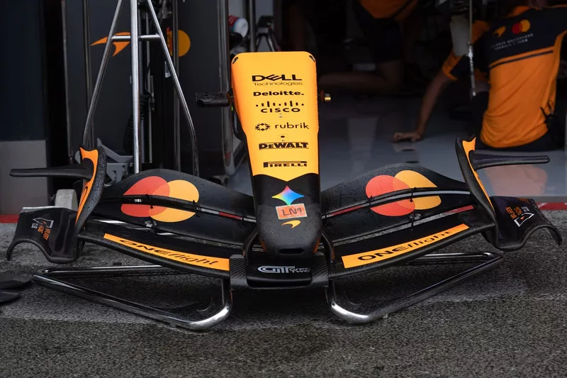Detalle del alerón delantero del McLaren