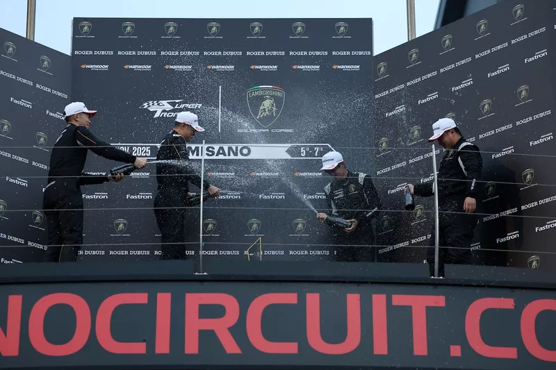 Il podio di Gara 2, Lamborghini Super Trofeo Asia
