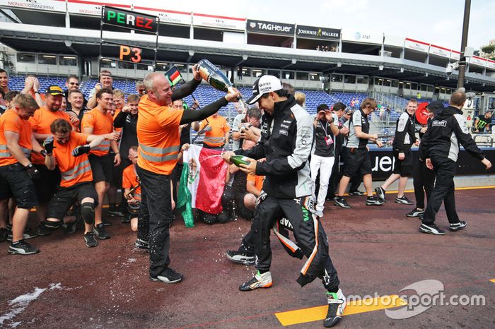El equipo de Sahara Force India F1 celebra el tercer puesto para Sergio Pérez y sexto para Nico Hulk