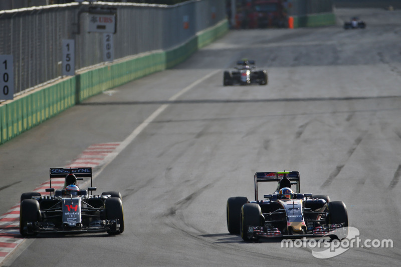 Fernando Alonso, McLaren MP4-31 y Carlos Sainz Jr., Scuderia Toro Rosso STR11