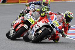 Andrea Iannone, Ducati Team; Cal Crutchlow, Team LCR, Honda