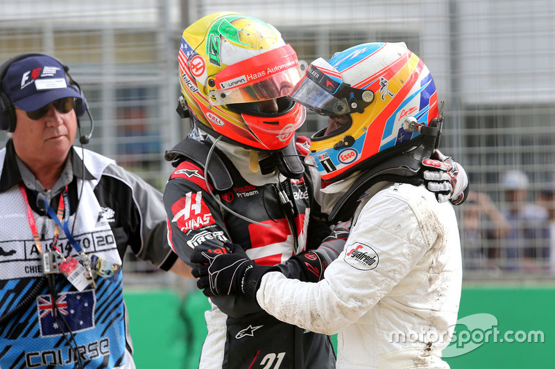 Esteban Gutierrez, Haas F1 Team and Fernando Alonso, McLaren