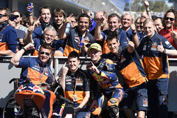 Winnaar Brad Binder, Red Bull KTM Ajo, viert feest met het team