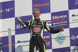 Il vincitore di Gara 2 Davide Uboldi, Eurointernational, festeggia sul podio