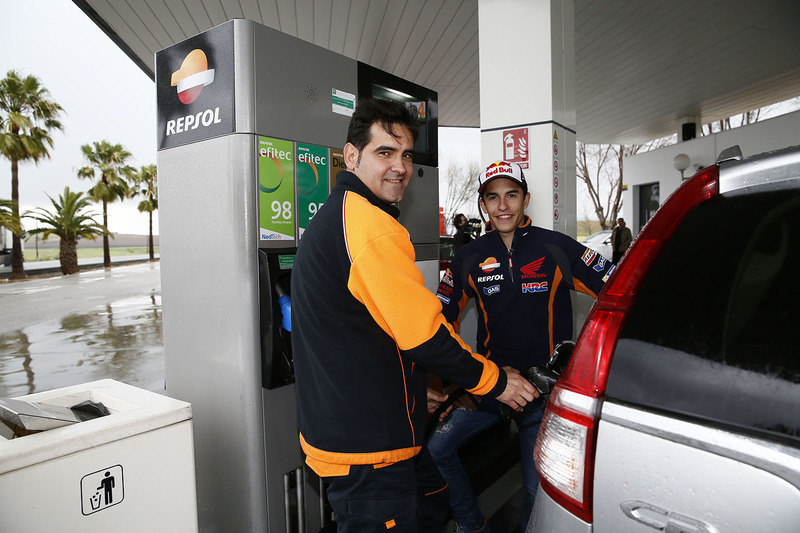 Marc Márquez, Repsol Honda Team en una bomba de gasolina